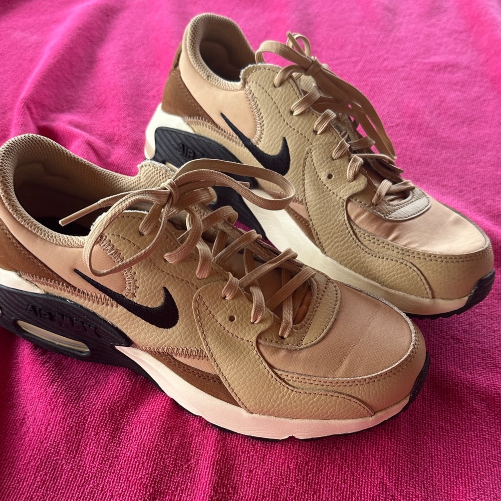Nike Women's Sneakers in Tan and Black
